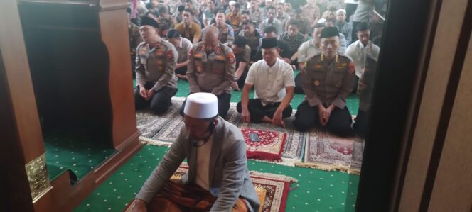 
 Polda Jatim Gelar Sholat Ghoib untuk Almarhum Driver Ojol Affan Kurniawan