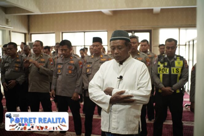 
 Polres Pelabuhan Tanjung Perak Gelar Sholat Ghoib dan Doa Bersama untuk Alm. Affan Kurniawan dan Keselamatan Bangsa
