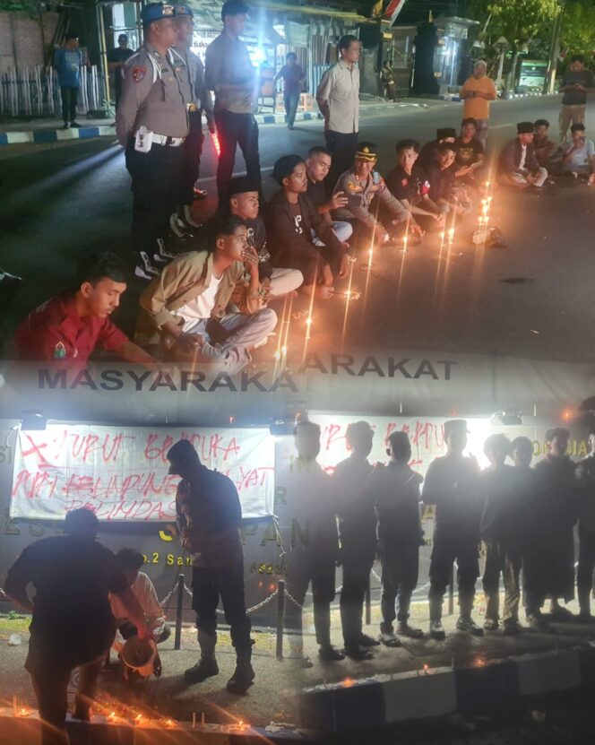 
 Dengan Humanis Kapolres Sampang Menyambut Mahasiswa Dalam Aksi Damai di Depan Kantor Polres Sampang