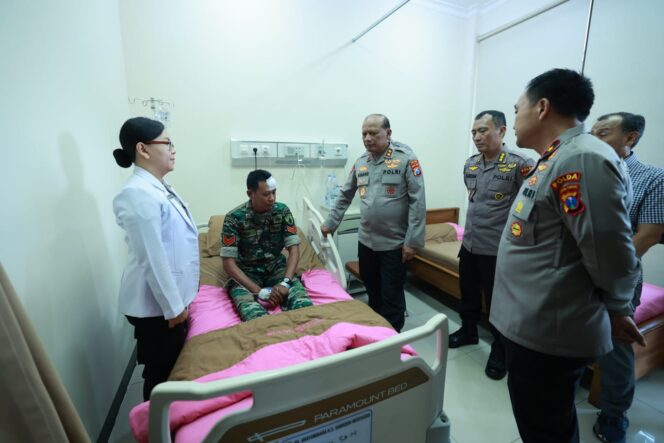 
 Kapolda Jatim Kunjungi Petugas yang Luka Saat Amankan Unjuk Rasa di Grahadi