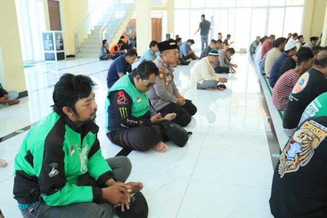 
 Polres Gresik dan Komunitas Ojol Bersatu, Sholat Gaib dan Doa Bersama untuk Almarhum Affan