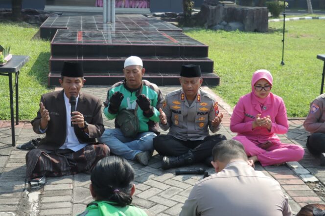 
 Polres Mojokerto Gelar Doa Bersama, Santunan Anak Yatim dan Bakti Sosial Bersama Ojol dan Bentor