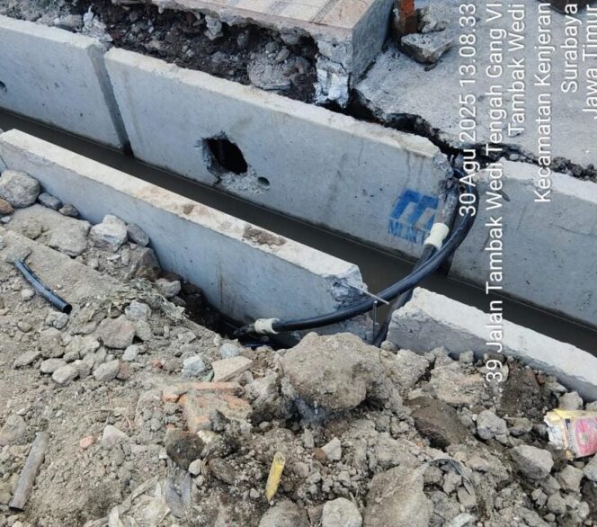 
 Pekerjaan Saluran U-Ditch di Jl. Tambak Wedi Tengah 5 Diduga Asal Pasang