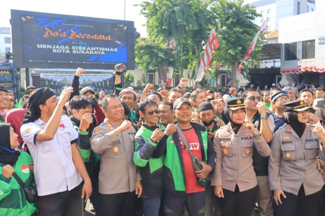 
 Doa Bersama Kapolrestabes Surabaya dan 500 Ojek Online: Harmoni untuk Alm Affan Kurniawan