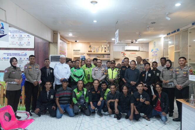 
 Polres Gresik Gandeng Komunitas Gelar Deklarasi Damai, Wujudkan Kota Aman dan Kondusif