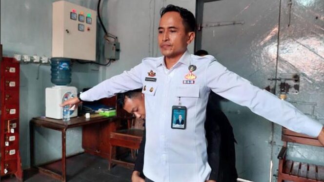 
 Dinilai Arogan Mencuat Kalapas Sampang, Tuding Jurnalis Mengada-ada Saat Dimintai Konfirmasi
