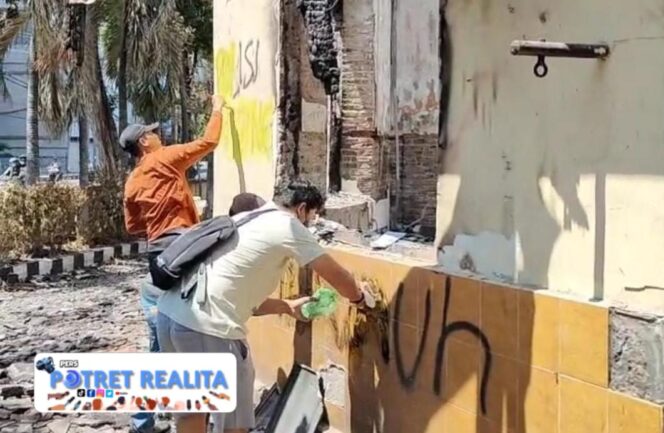 
 Polisi dan Warga Kembalikan Asa Jamaah Masjid Al Jabar Polsek Tegalsari Pascakerusuhan di Surabaya