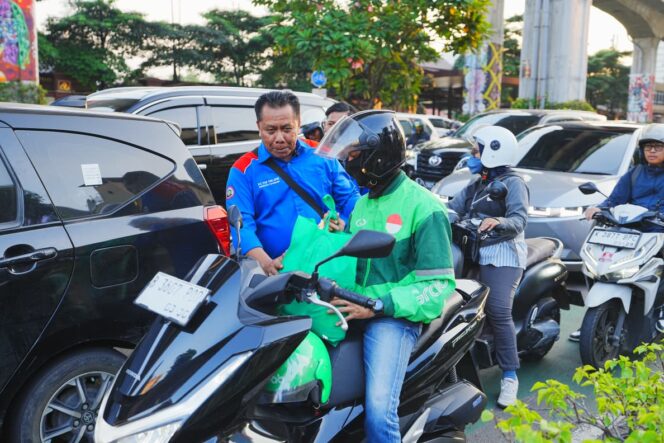 
 Buruh KSPSI dan Polri Adakan Bakti Sosial, Ratusan Paket Sembako Dibagikan kepada Warga