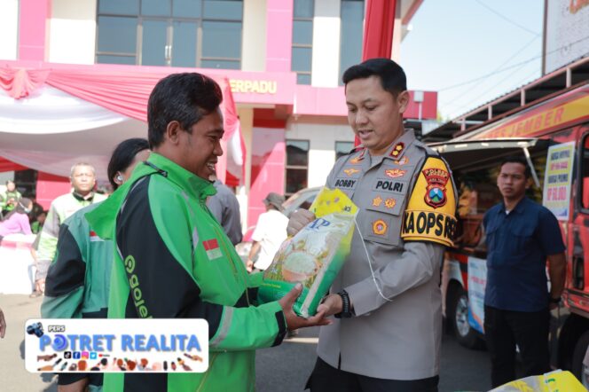 
 Polres Jember Hadirkan Pasar Murah, Pengemudi Ojol Bawa Pulang Sembako Dengan Senyum Sumringah