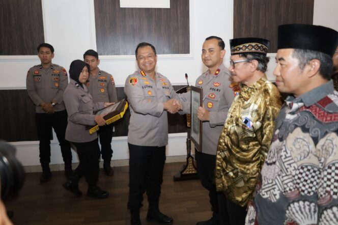 
 Apresiasi Tulus Kapolrestabes Surabaya: Beri Penghargaan untuk Kapolsek Wonokromo, Masyarakat dan Tokoh Agama