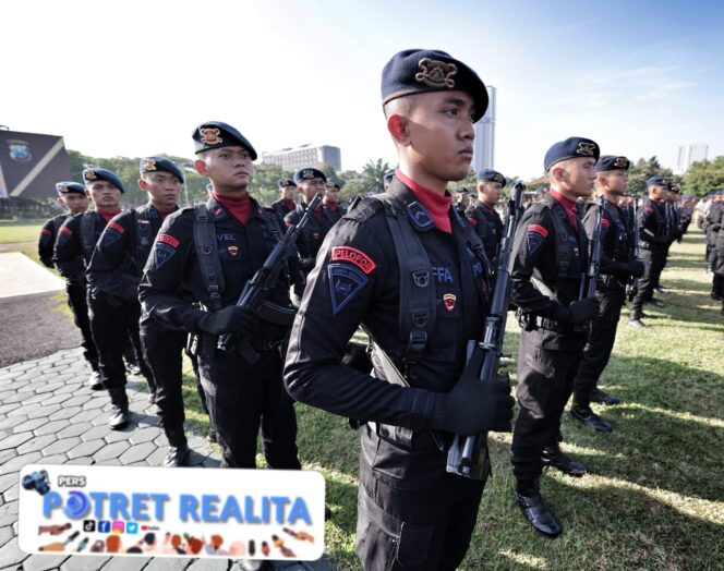 
 Anggota Sat Brimob Polda Jatim Terima Penghargaan KPLB dari Kapolri