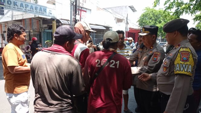 
 Jumat Berkah, Kapolsek Simokerto Kompol Didik Bagi-Bagi Nasi Bungkus dan Borong Dagangan Pedagang Kecil