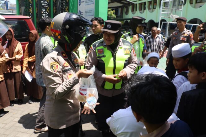 
 Polwan Polres Pelabuhan Tanjung Perak Gelar Patroli Harkamtibmas dan Jum’at Berkah Rayakan HUT ke-77