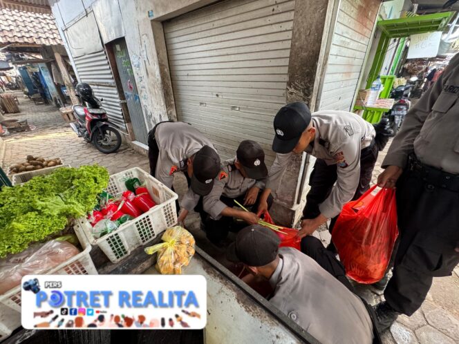 
 Siswa Diktukba Polri SPN Polda Jatim Punguti Sampah di Pasar Mojokerto, Pedagang: “Bikin Hati Adem”
