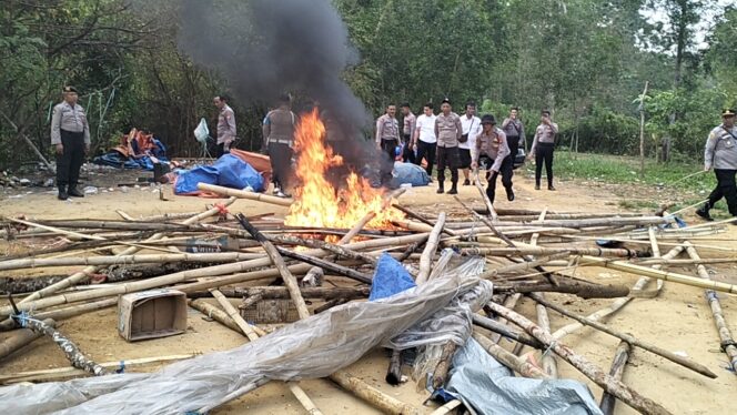 
 Satreskrim Polres Sampang Bongkar Perjudian Sabung Ayam di Kedungdung, Begini Penjelasan Kasat Reskrim