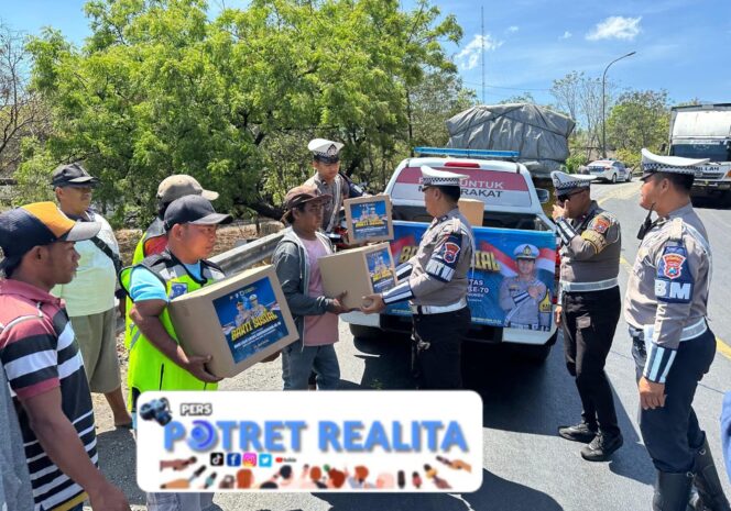 
 Hari Lalu Lintas Bhayangkara ke-70 Polres Situbondo Berbagi Sembako dan Rompi untuk Supeltas