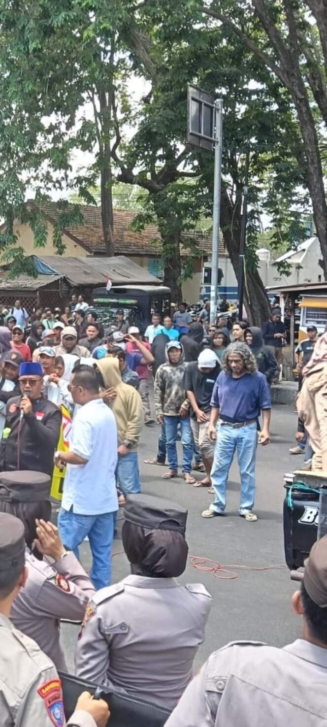 
 LSM Siti Jenar Menggelar Unjuk Rasa Aksi Damai di Dua Titik