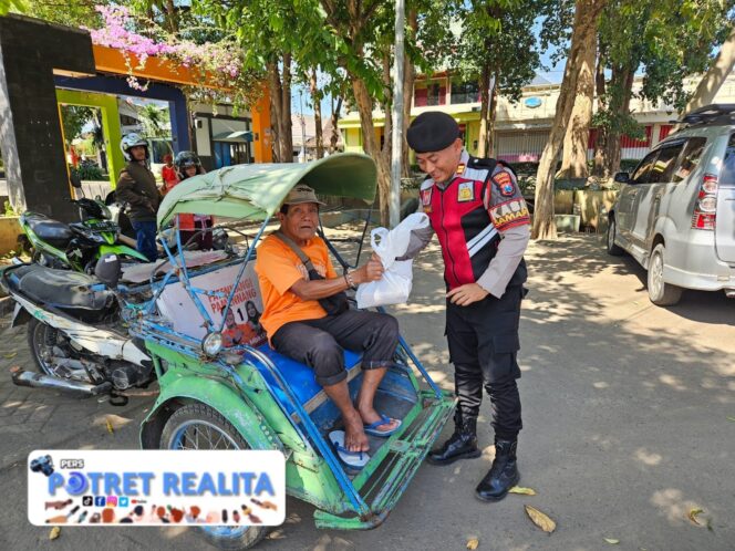 
 Polisi Patroli Sambil Berbagi Nasi Kotak Program Pasabber Polres Situbondo Disambut Antusias Warga