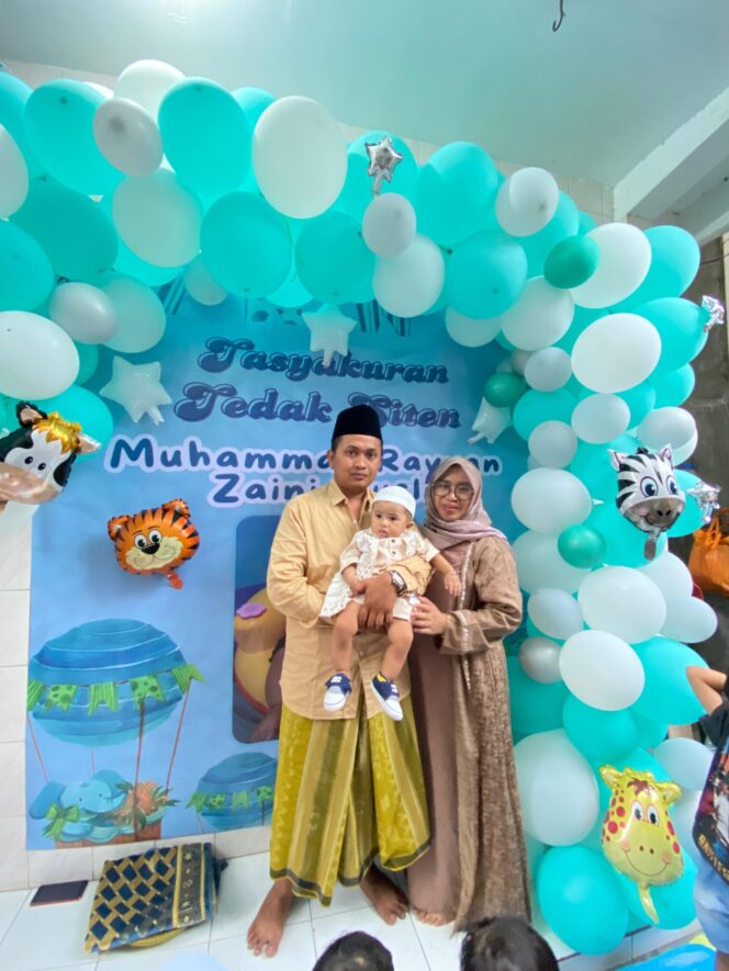 
 Ananda Muhammad Rayyan Zaini Musli Melaksanakan Prosesi Tedak Siten Yakni Merupakan Budaya Jawa