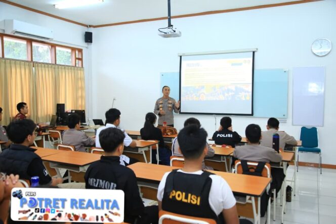 
 Kadiv Humas Beri Motivasi dan Pemahaman Tugas Kepolisian Pada Siswa Labschool Kebayoran