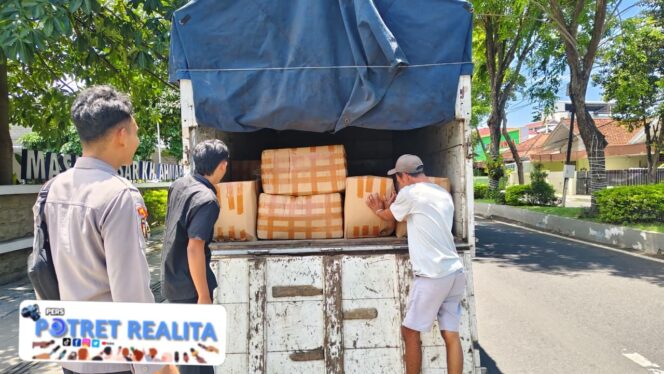 
 Polresta Banyuwangi Berhasil Amankan Truk Muat Ribuan Liter Miras Jenis Arak Dikemas Dalam Botol