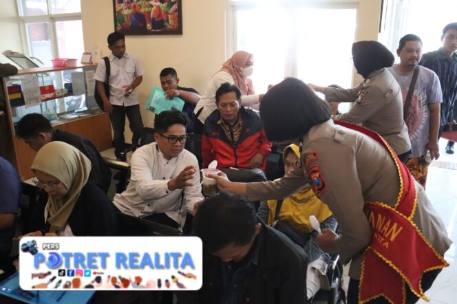 
 Siapkan Makanan Gratis untuk Pemohon SKCK, Polres Mojokerto Kota Hadirkan Layanan Prima yang Humanis