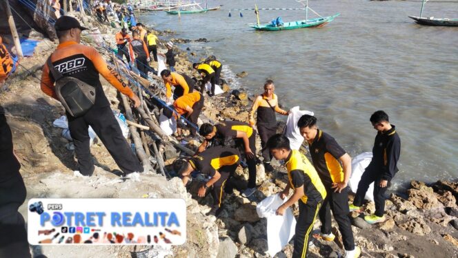 
 Peringati World Cleanup Day 2025, Polres Pelabuhan Tanjung Perak Bersihkan Pesisir Pantai Tambak Wedi