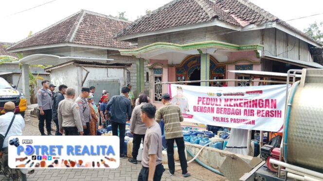 
 Polres Pasuruan dan PMII Salurkan 6.000 Liter Air Bersih ke Desa Karangjati Lumbang