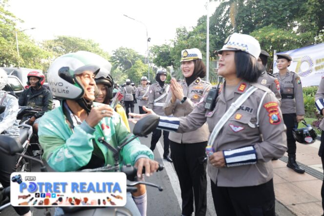
 Gatur Lalin Sambil Berbagi Helm dan Cokelat Polwan Polda Jatim Peringati Hari Jadi Polisi Wanita ke 77