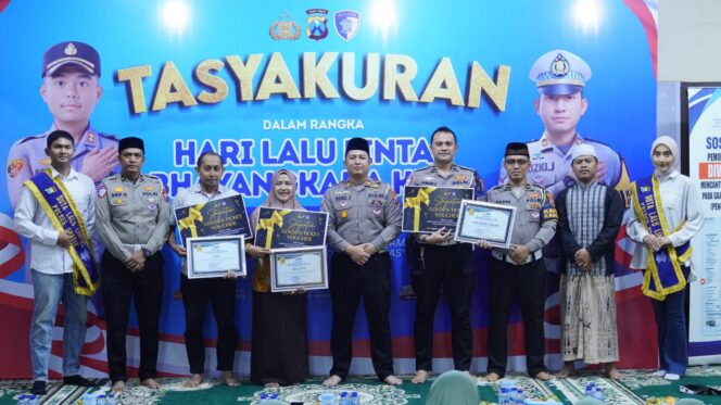 
 Hari Lalu Lintas Bhayangkara ke-70, Satlantas Polres Gresik Gelar Tasyakuran dan Beri Penghargaan Anggota Berprestasi