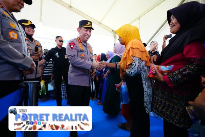 
 Kapolri Berikan Bansos dan Salurkan Bahan Pangan Murah di Semarang