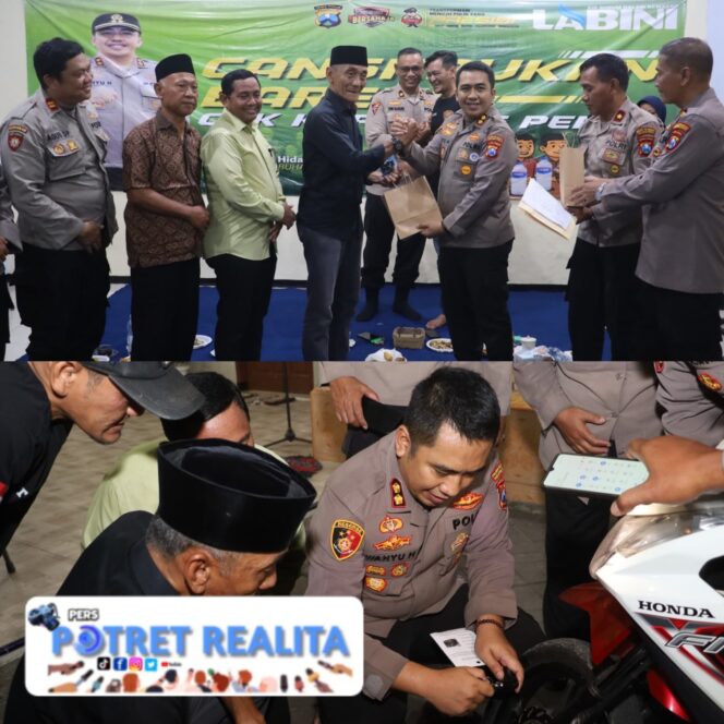 
 Cegah Curanmor, Kapolres Pelabuhan Tanjung Perak Bagikan Kunci Ganda ke Warga Morokrembangan