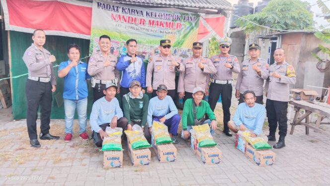 
 Hari Tani Nasional, Polsek Kenjeran Bersama Air Mineral Labini Berbagi ke Masyarakat