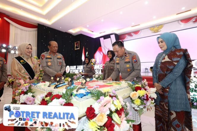 
 Gelar Tasyakuran Hari Jadi Polisi Wanita ke-77, Kapolda Jatim dan Ibu Asuh Polwan Beri Pesan Khusus