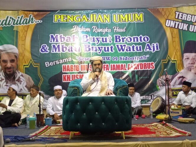 
 Warga Sidonipah Memperingati Haul Mbah Buyut Bronto dan Mbah Buyut Waruaji