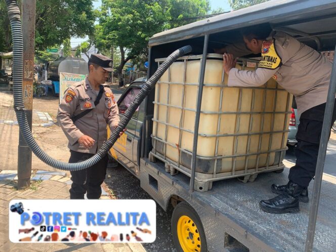 
 Polisi Tangani Kekeringan di Winongan Pasuruan Sulap Mobil Patroli Jadi Armada Air Bersih