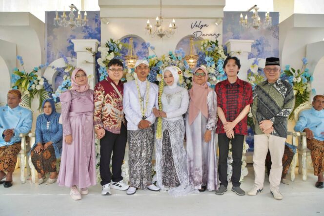 
 Wilson Lalengke Beri Ucapan Selamat kepada Pengantin Baru Danang dan Velya di Blitar