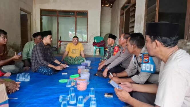 
 Kapolsek Jrengik Takziah Kerumah Santri Korban Ambruknya Mushola Ponpes Al-Khoziny Sidoarjo