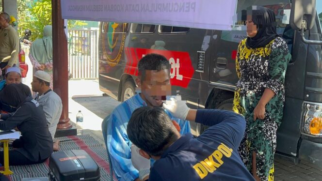 
 Dokkes Polda Jatim Lakukan Pengumpulan DNA Keluarga Korban di Ponpes Al Khoziny