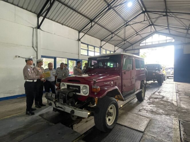 
 Cegah Kecelakaan, Satlantas Polres Malang Gelar Ramp Check Jeep Wisata Bromo