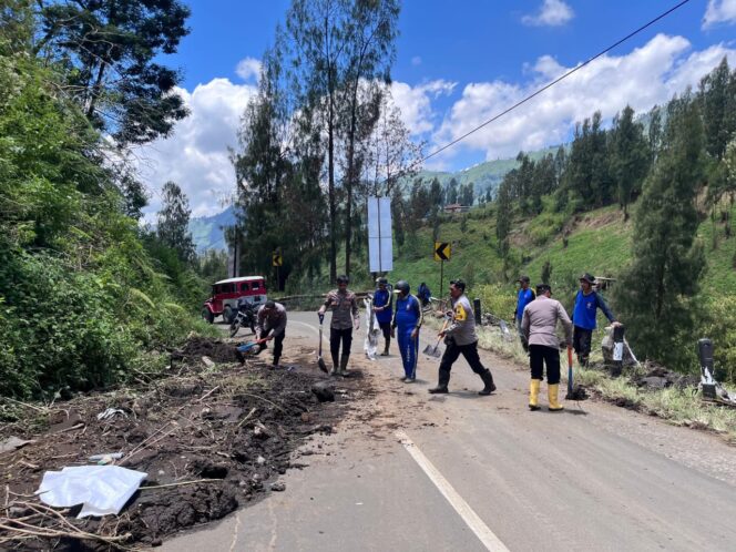 
 Aksi Cepat Tanggap Polres Probolinggo Tangani Tanah Longsor di Jalur Bromo