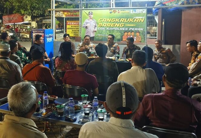 
 Cangkrukan Bareng Cak Kapolres Perak, Bagikan Kunci Ganda untuk Warga dengan Dukungan Penuh Air Mineral Labini