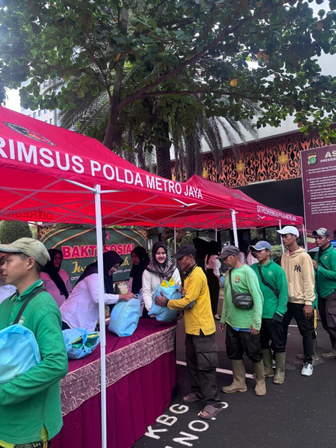 
 Polri Untuk Masyarakat : Ditreskrimsus Polda Metro Jaya Gelar Jumat Berkah