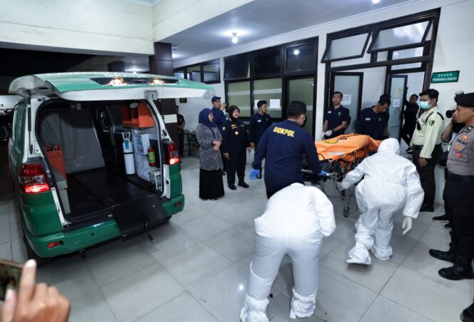 
 Polda Jatim Serahkan 3 Jenazah Santri Ponpes Al Khoziny ke Keluarga
