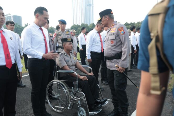
 Kapolda Jatim Beri Penghargaan untuk 263 Personel dan KPLB bagi Bripda Ahmad Ricky