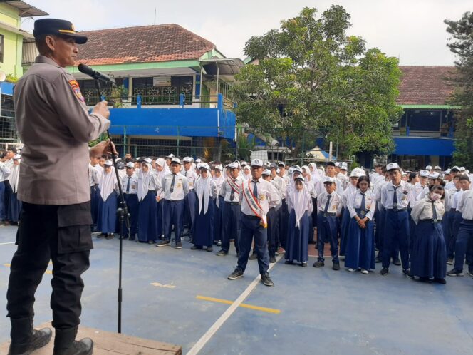 
 Pesan Kasat Binmas Polres Tanjung Perak di SMPN 7 Surabaya: Jauhi Narkoba dan Judi Online