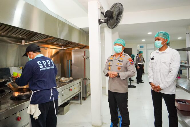 
 Kapolrestabes Surabaya Cek Kebersihan Dapur SPPG Pastikan MBG Higienis dan Aman
