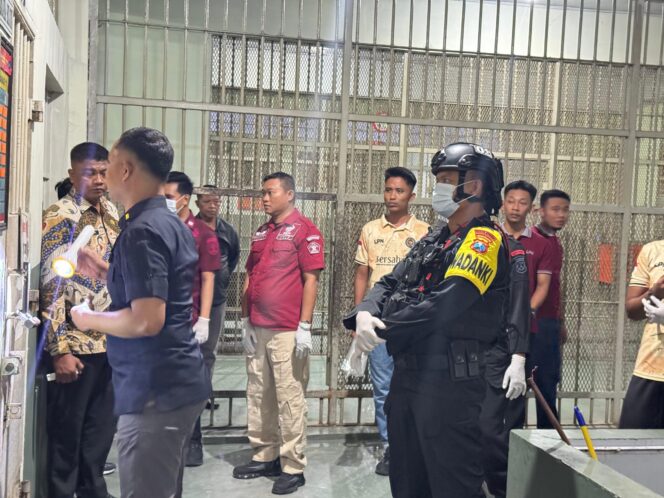 
 Wujudkan Lapas Bersih dan Aman, Lapas Narkotika Pamekasan Gelar Razia Gabungan Bersama Polres, Brimob, dan Kodim 0826