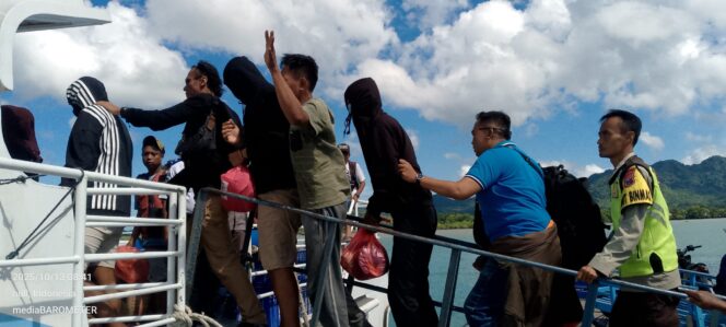 
 Tiga Terduga Pelaku Kasus Narkoba Jenis Sabu Di Bawean Gresik Dikirim ke Polres