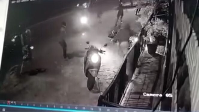 
 Keamanan Surabaya Kian Memprihatinkan, Begal Bersenjata Tajam Rampas Dua Motor di Depan GOR Unesa